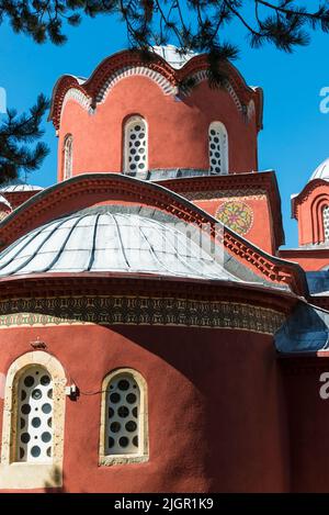 Das mittelalterliche serbisch-orthodoxe „Patriarchat von Peć“-Kloster im Kosovo. Stockfoto