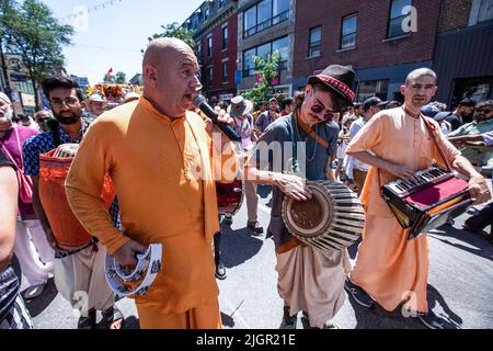 Montreal, Kanada. 09.. Juli 2022. Eine Band von Musikern folgt dem Wagen während der Feier. Montrealer nahmen an der Ratha Yatra Parade oder dem Hindu Religious Chariot Festival zur Feier der Gottheit Jagannath, dem Herrn des Universums, Teil. Die Prozession marschierte auf dem Saint Laurent Boulevard und zog den Hauptwagen in Richtung Jeanne Mance Park. Kredit: SOPA Images Limited/Alamy Live Nachrichten Stockfoto