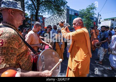 Montreal, Kanada. 09.. Juli 2022. Eine Band von Musikern folgt dem Wagen während der Feier. Montrealer nahmen an der Ratha Yatra Parade oder dem Hindu Religious Chariot Festival zur Feier der Gottheit Jagannath, dem Herrn des Universums, Teil. Die Prozession marschierte auf dem Saint Laurent Boulevard und zog den Hauptwagen in Richtung Jeanne Mance Park. Kredit: SOPA Images Limited/Alamy Live Nachrichten Stockfoto