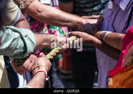 Montreal, Kanada. 09.. Juli 2022. Während der Feier zieht eine Gruppe von Anhängern den Wagen. Montrealer nahmen an der Ratha Yatra Parade oder dem Hindu Religious Chariot Festival zur Feier der Gottheit Jagannath, dem Herrn des Universums, Teil. Die Prozession marschierte auf dem Saint Laurent Boulevard und zog den Hauptwagen in Richtung Jeanne Mance Park. (Foto: Giordanno Brumas/SOPA Images/Sipa USA) Quelle: SIPA USA/Alamy Live News Stockfoto