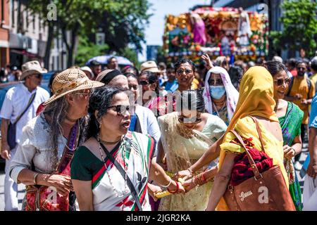 Montreal, Kanada. 09.. Juli 2022. Während der Feier zieht eine Gruppe von Anhängern den Wagen. Montrealer nahmen an der Ratha Yatra Parade oder dem Hindu Religious Chariot Festival zur Feier der Gottheit Jagannath, dem Herrn des Universums, Teil. Die Prozession marschierte auf dem Saint Laurent Boulevard und zog den Hauptwagen in Richtung Jeanne Mance Park. (Foto: Giordanno Brumas/SOPA Images/Sipa USA) Quelle: SIPA USA/Alamy Live News Stockfoto