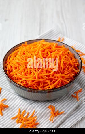 Rohe Orange Carrot schreddert in einer Schüssel, niedrige Ansicht. Stockfoto