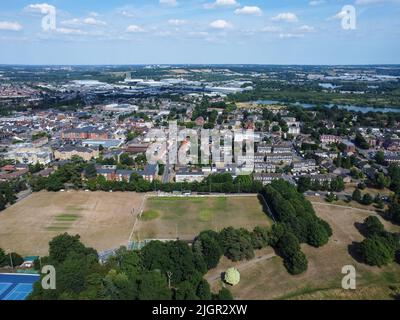 Luftaufnahme des Barcley Parks, der Fußballplätze und der Stadt Hoddesdon Stockfoto