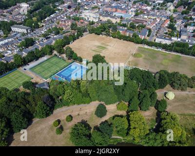 Luftaufnahme von Barcley Park, Fußballfeldern, Tennisplätzen und Hoddesdon Town Stockfoto