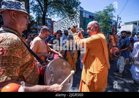 Montreal, Kanada. 9.. Juli 2022. Eine Band von Musikern folgt dem Wagen während der Feier. Montrealer nahmen an der Ratha Yatra Parade oder dem Hindu Religious Chariot Festival zur Feier der Gottheit Jagannath, dem Herrn des Universums, Teil. Die Prozession marschierte auf dem Saint Laurent Boulevard und zog den Hauptwagen in Richtung Jeanne Mance Park. (Bild: © Giordanno Brumas/SOPA Images via ZUMA Press Wire) Stockfoto