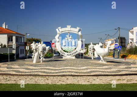 Der Kreisverkehr in Guia in der Nähe von Albufeira an der Straße N125 feiert die lokale Weinherstellung und Guia ist die Piri Piri Hauptstadt von Portugal Guia an der Algarve Po Stockfoto