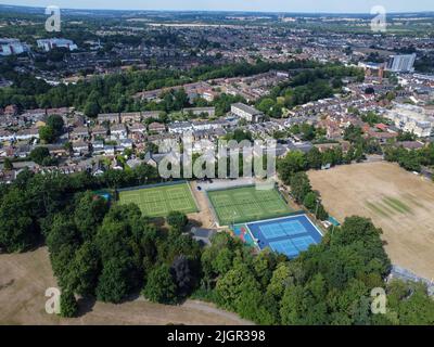 Luftaufnahme von Barcley Park, Tennisplätzen und Hoddesdon Town UK Stockfoto