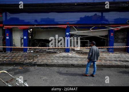 Sao Paulo, Brasilien. 12.. Juli 2022. SP - Sao Paulo - 07/12/2022 - SAO PAULO, RESCALDO FEUER 25. MÄRZ - Party Supplies Store ist am Dienstagmorgen (12) vollständig zerstört aufgrund eines Großbrands, der andere Handelspunkte in der Region 25 de Marco in Sao Paulo getroffen hat. Foto: Suamy Beydoun/AGIF/Sipa USA Quelle: SIPA USA/Alamy Live News Stockfoto