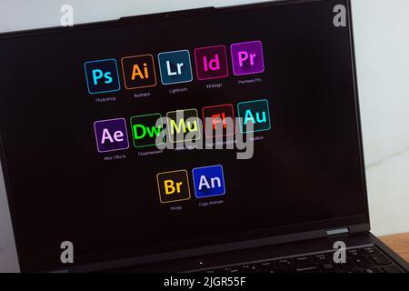 KONSKIE, POLEN - 11. Juli 2022: Adobe Systems Logo wird auf dem Laptop-Bildschirm angezeigt Stockfoto