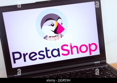 KONSKIE, POLEN - 11. Juli 2022: Das Logo der PrestaShop E-Commerce-Plattform wird auf dem Bildschirm des Laptops angezeigt Stockfoto