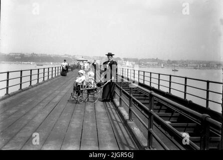 Southend on Sea Frau mit Zwillingen im Kinderwagen auf dem Victorian Pier im Jahr 1900 Stockfoto