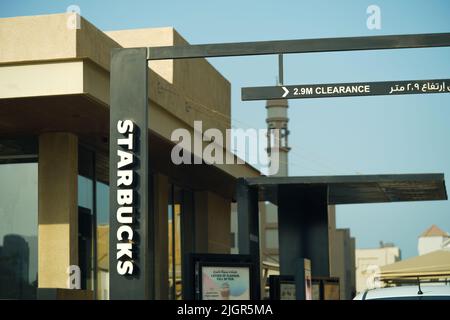 Arabisches Starbuck Drive-Thru-Schild, Starbucks-Schild in der Innenstadt. Saudi-Arabien, Stockfoto