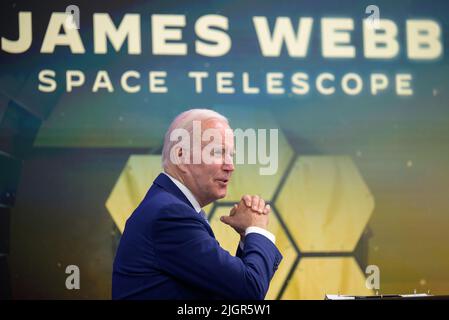 Washington, Vereinigte Staaten Von Amerika. 12.. Juli 2022. Washington, Vereinigte Staaten von Amerika. 12. Juli 2022. US-Präsident Joe Biden hört NASA-Experten zu, während er während einer Online-Veranstaltung vom South Court Auditorium im Eisenhower Executive Office Building im Weißen Haus, 11. Juli 2022, in Washington, DC, das erste Farbbild des NASA-Weltraumteleskops James Webb vorstellt. Quelle: Bill Ingalls/NASA/Alamy Live News Stockfoto