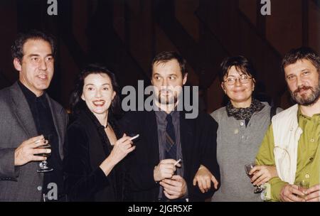 Bukarest, Rumänien, 2000. Schauspielerin Emilia Dobrin mit dem Regisseur (und Ehemann) Alexandru Dabija. Rechts der Regisseur Mihai Măniuțiu und seine Frau. Stockfoto