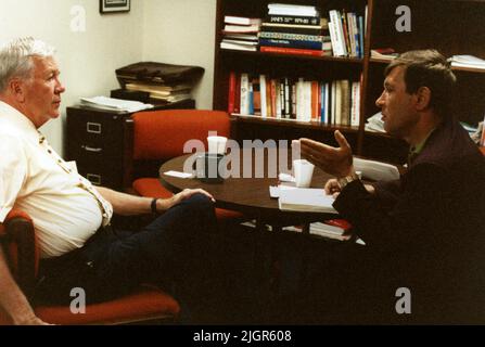 Der rumänische Journalist Cornel Nistorescu (rechts) nimmt ein Interview in Los Angeles, CA, USA, ab ca. 1992 Stockfoto