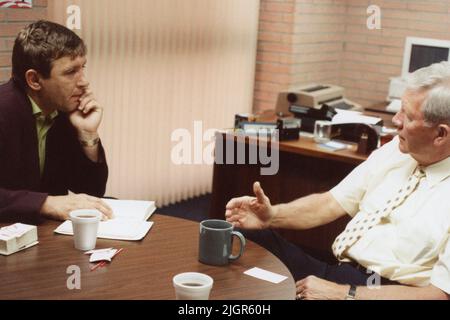 Der rumänische Journalist Cornel Nistorescu (links) nimmt ein Interview in Los Angeles, CA, USA, ab ca. 1992 Stockfoto