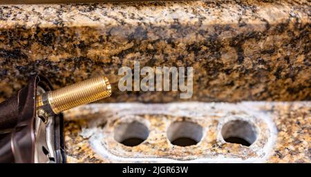 Ersetzen eines Waschbecken Wasserhahn durch eine neue Baugruppe. Stockfoto