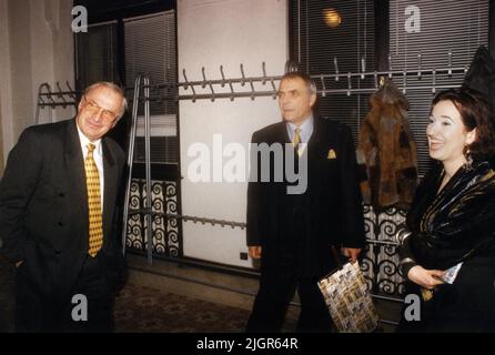 Rumänische Schriftsteller und Literaturkritiker Augustin Buzura und Nicolae Manolescu, ca. 1996 Stockfoto