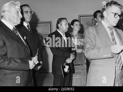 Bukarest, Rumänien, 1980. Der rumänische Maler Mihu Vulcanescu (Mitte) mit einer persönlichen Ausstellung am Instituto Italiano di Cultura (Institutul Ital de Cultura). Rechts der Kunstkritiker Alexandru Cebuc. Stockfoto