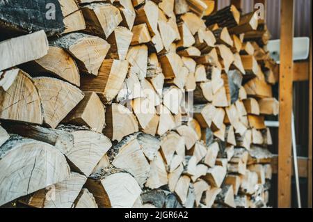 Gestapeltes trockenes Spaltholz zum Heizen in einem nördlichen kalten Klima. Stockfoto