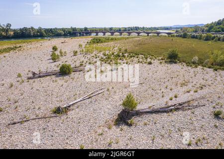 Beispiellose Dürre im Po-Fluss aufgrund von langen Niederschlagsmangels. Verrua Savoia, Italien - Juli 2022 Stockfoto