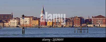 VENEDIG, ITALIEN - 20. APRIL 2019 Venedig Panorama - historisches Zentrum und Bootsanlegestelle Stockfoto