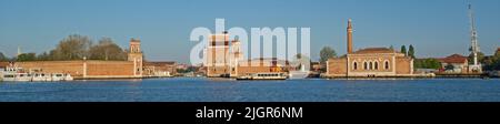VENEDIG, ITALIEN - 20. APRIL 2019 Venedig Panorama - historisches Zentrum und Schiffswerft Stockfoto