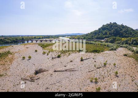 Beispiellose Dürre im Po-Fluss aufgrund von langen Niederschlagsmangels. Verrua Savoia, Italien - Juli 2022 Stockfoto