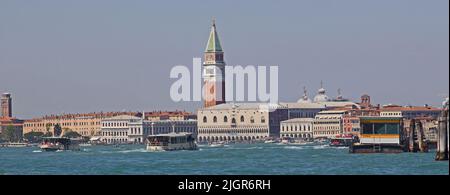 VENEDIG, ITALIEN - 20. APRIL 2019 Venedig Panorama - historisches Zentrum mit rauer See Stockfoto