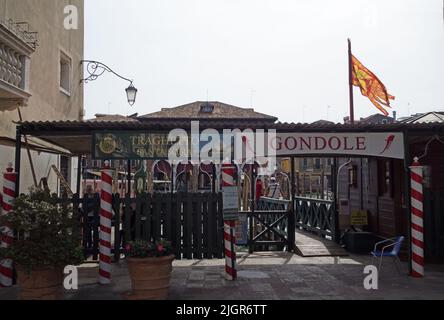 VENEDIG, ITALIEN - 21. APRIL 2019 Fähre Skiffdock(traghetto da Parada) Stockfoto