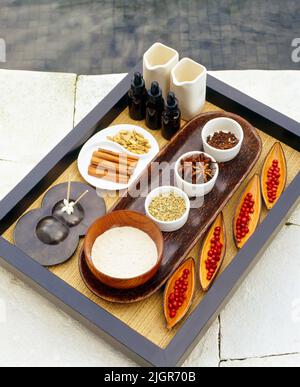 Tablett mit Kräutern und Gewürzen für eine Spa-Behandlung. Papagei Cay, Turks und Caicos. Stockfoto