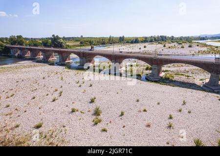 Beispiellose Dürre im Po-Fluss aufgrund von langen Niederschlagsmangels. Verrua Savoia, Italien - Juli 2022 Stockfoto