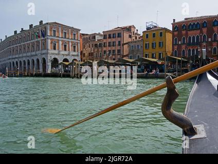 VENEDIG, ITALIEN - 21. APRIL 2019 venezianisches Gondelschwein und Gebäude im Hintergrund Stockfoto