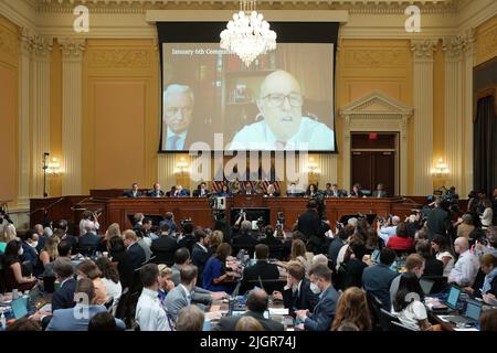 Ein Video von Rudy Giuliani wird auf einem Bildschirm während der Anhörung des House Select Committee gezeigt, das die Anhörung des Angriffs vom 6. Januar auf dem Capitol Hill in Washington, DC, USA, untersucht. Juli 12, 2022. Foto von Doug Mills/Pool/ABACAPRESS.COM Stockfoto