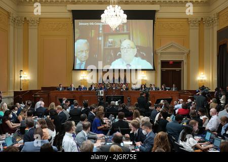 Ein Video von Rudy Giuliani wird auf einem Bildschirm während der Anhörung des House Select Committee gezeigt, das die Anhörung des Angriffs vom 6. Januar auf dem Capitol Hill in Washington, DC, USA, untersucht. Juli 12, 2022. Foto von Doug Mills/Pool/ABACAPRESS.COM Stockfoto