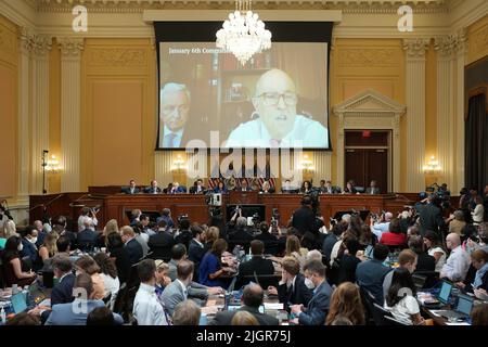 Ein Video von Rudy Giuliani wird auf einem Bildschirm während der Anhörung des House Select Committee gezeigt, das die Anhörung des Angriffs vom 6. Januar auf dem Capitol Hill in Washington, DC, USA, untersucht. Juli 12, 2022. Foto von Doug Mills/Pool/ABACAPRESS.COM Stockfoto