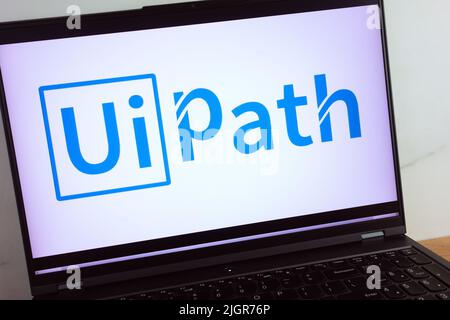 KONSKIE, POLEN - 11. Juli 2022: Logo des globalen Softwareunternehmens UiPath auf dem Bildschirm eines Laptops Stockfoto