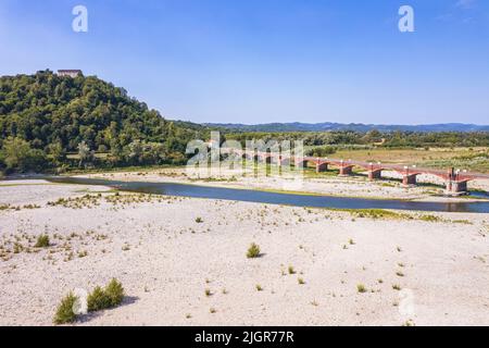 Beispiellose Dürre im Po-Fluss aufgrund von langen Niederschlagsmangels. Verrua Savoia, Italien - Juli 2022 Stockfoto