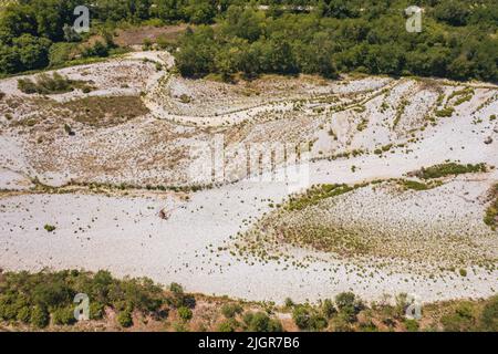 Beispiellose Dürre im Po-Fluss aufgrund von langen Niederschlagsmangels. Saluzzo, Italien - Juli 2022 Stockfoto