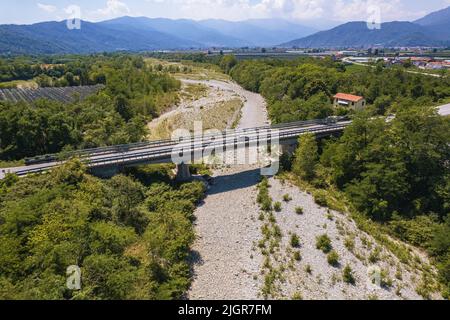 Beispiellose Dürre im Po-Fluss aufgrund von langen Niederschlagsmangels. Saluzzo, Italien - Juli 2022 Stockfoto