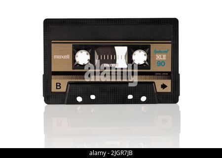 Posen, Polen. 12 Jul 2022: Maxell XL II 90 Audio-Kompaktkassette aus Japan isoliert auf weißem Hintergrund. Stockfoto