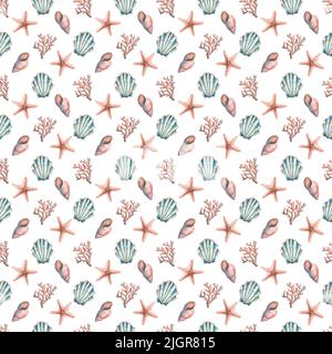 Muscheln und Korallen. Aquarelldarstellung. Nahtloses Muster auf weißem Hintergrund. Für Stoff, Textilien, Papier, Verpackungen, Strand, Kleidung Stockfoto