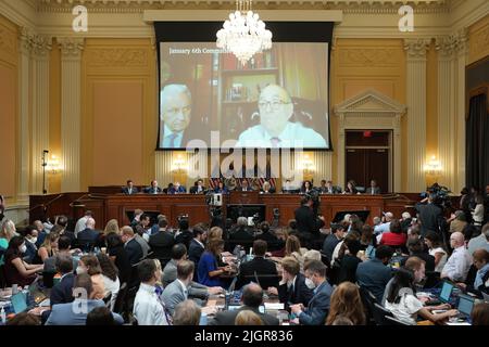 Washington, USA. 12.. Juli 2022. POOL REMOTE - NYTJAN6 - Ein Video von Rudy Giuliani wird auf einem Bildschirm während des House Select Committee gezeigt, das die Anhörung des Angriffs am 6. Januar auf dem Capitol Hill untersucht, Dienstag, den 12. Juli 2022. (Foto von Doug Mills/Pool/Sipa USA) Quelle: SIPA USA/Alamy Live News Stockfoto