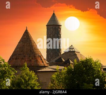 Historische Yakutiye Madrasa bei Sonnenuntergang. Die beliebteste historische Struktur der Provinz Erzurum. Türkei touristische Reiseziele Stockfoto