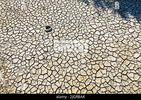 Alte Reifen, die illegal im Po-Fluss verlassen wurden, sind aufgrund von Dürre sichtbar. Carmagnola, Italien - Juli 2022 Stockfoto
