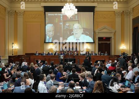 Washington, USA. 12.. Juli 2022. POOL REMOTE - NYTJAN6 - Ein Video von Rudy Giuliani wird auf einem Bildschirm während des House Select Committee gezeigt, das die Anhörung des Angriffs am 6. Januar auf dem Capitol Hill untersucht, Dienstag, den 12. Juli 2022. (Foto von Doug Mills/Pool/Sipa USA) Quelle: SIPA USA/Alamy Live News Stockfoto