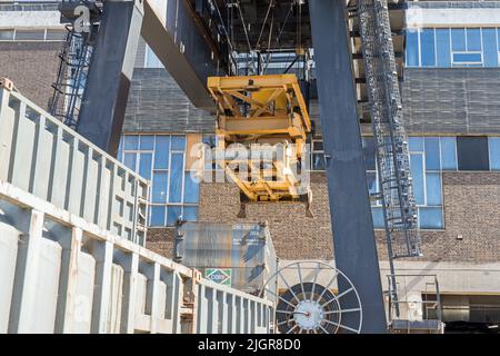 Walbrook Wharf Shipping Container Dock, gelber Kran, um die Container zu heben. London - 10.. Juli 2022 Stockfoto