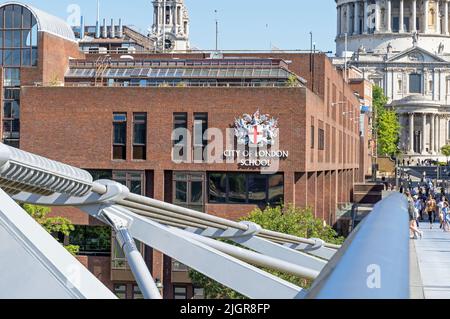 Das City of London Schulgebäude an einem sonnigen Tag. London - 10.. Juli 2022 Stockfoto