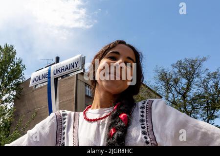 Krakau, Polen. 12.. Juli 2022. Ukrainische Frau posiert unter dem Schild Independent Ukraine Squere während einer Zeremonie, die einem Platz in der Altstadt von Krakau, Polen, am 12. Juli 2022 den Namen Independent Ukraine verleiht. Die lokale Regierung betont, dass sie die Entscheidung getroffen hat, Unterstützung und Einheit mit dem ukrainischen Volk zu zeigen. Der Ort für den ukrainischen Unabhängigkeitsplatz wurde bewusst in unmittelbarer Nähe des russischen Konsulats in Krakau gewählt. (Foto von Dominika Zarzycka/Sipa USA) Quelle: SIPA USA/Alamy Live News Stockfoto