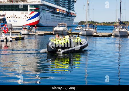 Touristen-Schrillensuchende an Bord eines starren Raiders auf dem Weg zu den Fjorden. P&O-Schiff MS Iona, Stavanger, Norwegen. Stockfoto